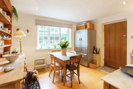 Beautiful three bedroom cottage in the countryside with town conveniences. - Photo 2