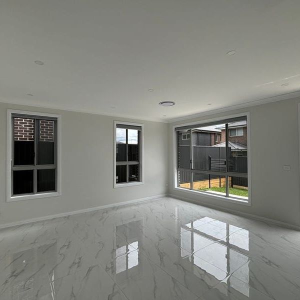 Brand New 5 Bedroom Family Home - Photo 1