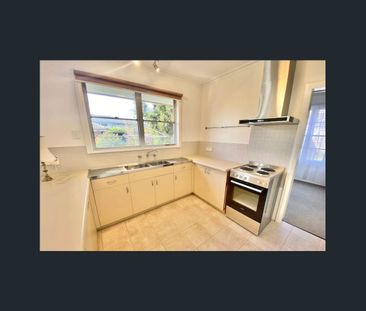 CHARMING FAMILY HOME IN SOUGHT-AFTER ASHWOOD - Photo 5