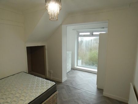 4 bedroom flat share to rent - Photo 2