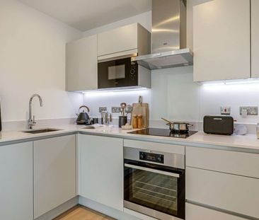 Luxury Fully Furnished | Private Balcony | Two Double Bedrooms | Two Bathrooms | King Sized Beds | Parking Available for Additional cost of £200PCM | 24/7 Concierge & Other Luxury Facilities - Photo 5
