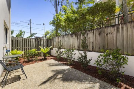 Fully Renovated Luxurious Ground-Floor Corner Apartment with Private Courtyard - Photo 5