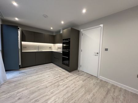 Murray Green, Woking, Surrey, GU21 - Photo 5