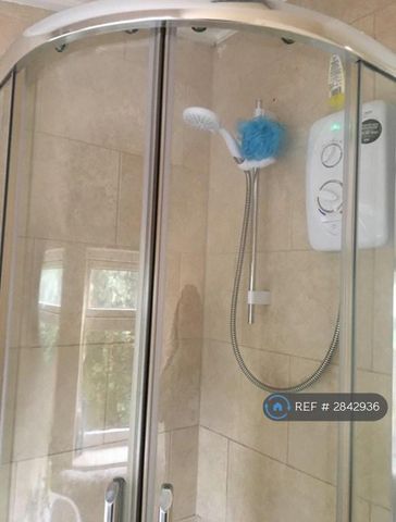 1 bedroom in a house share to rent - Photo 2