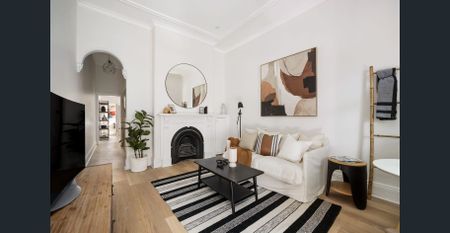 Character-rich cottage in sought-after enclave - Photo 4