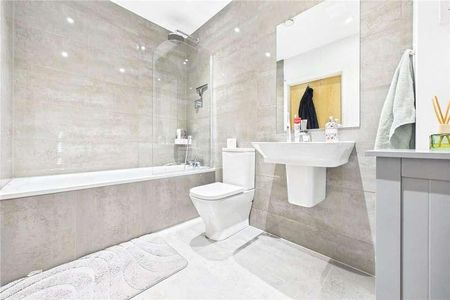 Kings House, Cantelupe Road, East Grinstead, West Sussex, RH19 - Photo 4