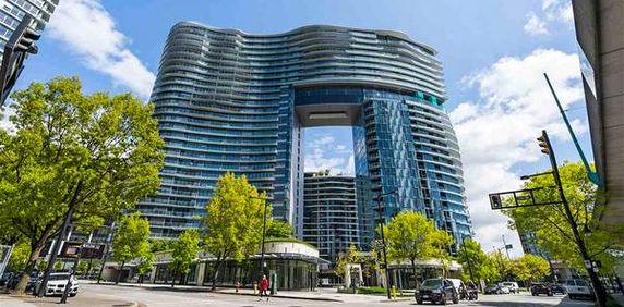 Modern 1-Bedroom Apartment with Stunning Views in Yaletown - Photo 2