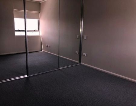 Pacific Square Central, Axis Building - Photo 4