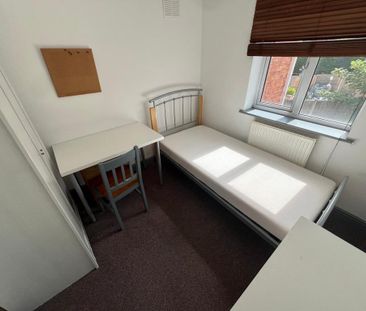 6 bedroom end of terrace house to rent - Photo 2