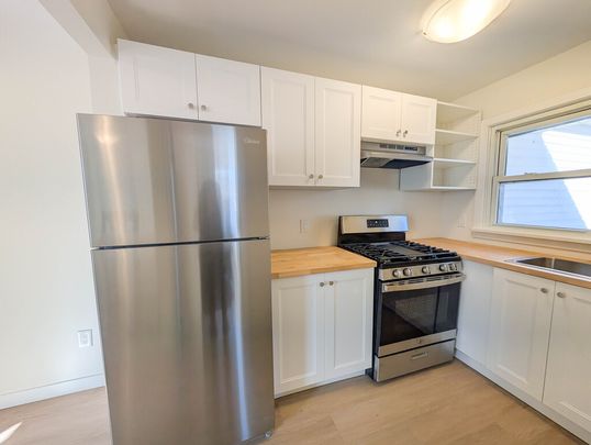 All Inclusive 1 Bed + Den Unit In Welland! - Photo 1
