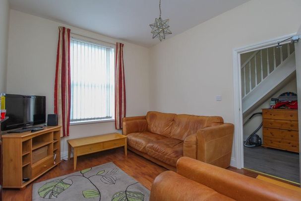 4 bedroom end of terrace house to rent - Photo 1