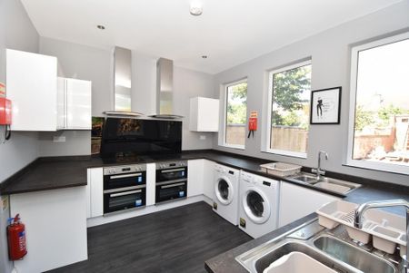 1 bedroom in a house share to rent - Photo 2
