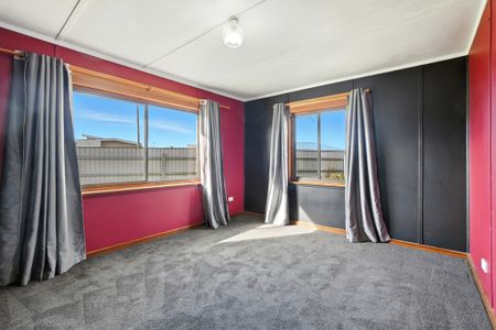 Spacious 3-bedroom family home available now - Photo 2
