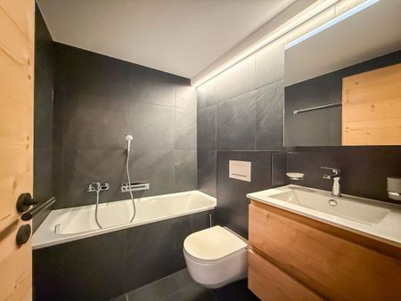 Schönes 2,5-Zimmer-Neubau mitten im Zentrum – Parkplatz unter Dach - Photo 3