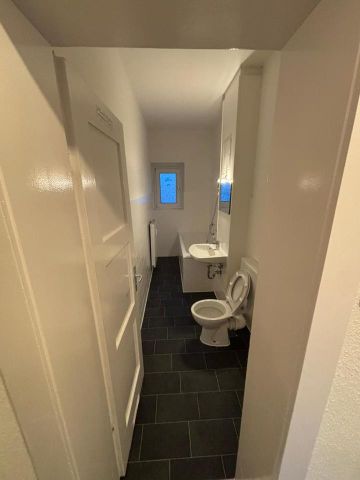 !!Platz für die ganze Familie!! Frisch RENOVIERTE 4-Zimmerwohnung** - Photo 3