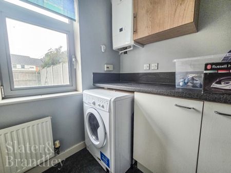 1 bedroom in a house share to rent - Photo 2