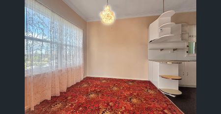 Charming 3-Bedroom Home with Dual Access and Garden Setting 🌿 - Photo 2