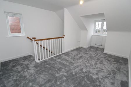 3 Bedroom Three Storey Town House To Rent - Photo 5