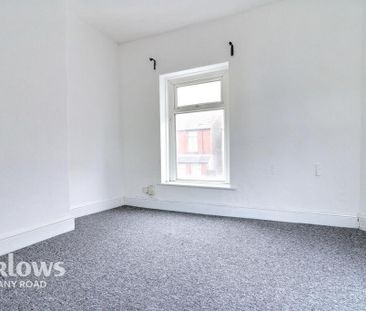 4 bedroom end of terrace house to rent - Photo 1
