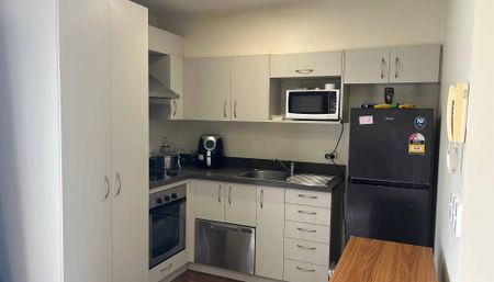 First-Floor Two-Bedroom Apartment - Phillipstown - Photo 5