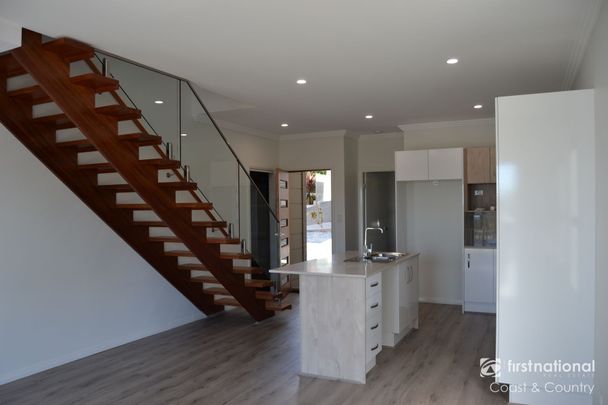 EXECUTIVE TOWNHOUSE WITH BOAT HARBOUR VIEWS - Photo 1