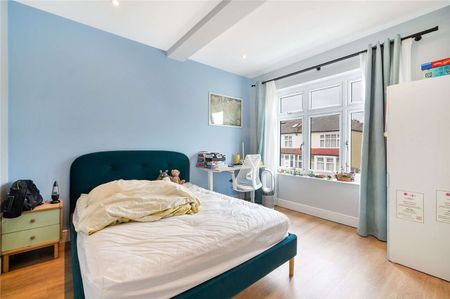 Arranged over 3 floors, this amazing 4 bedroom end-of-terrace house boasts lovely reception, bright and spacious kitchen with dining room, large private garden and 4 sizable double bedrooms. - Photo 2