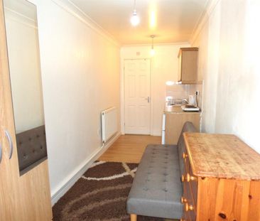 Clark Way, Heston, Hounslow - Photo 1