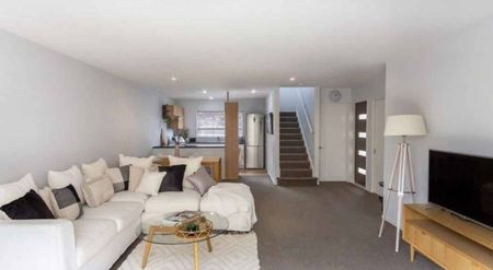 Spacious townhouse so close to the city! - Photo 2