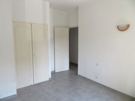 Nîmes, T4, 750€ H.C, Place Hubert Rouger, 83m² - Photo 3