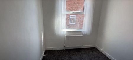 3 bedroom flat to rent - Photo 2