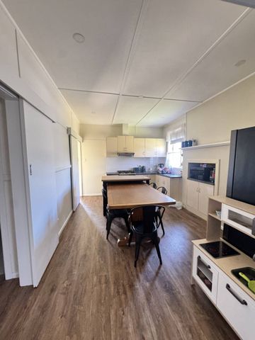 Cosy three bedroom home - Photo 5