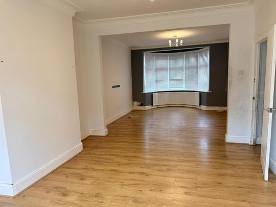 4 Bed End Terrace, Hastings Avenue, IG6 - Photo 1
