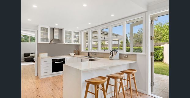 Renovated modernist family home in sought-after position - Photo 1