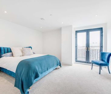 Immaculate two bedroom contemporary riverside apartment benefiting ... - Photo 4