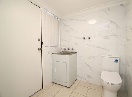 Two Bedroom Renovated Townhouse - Photo 4