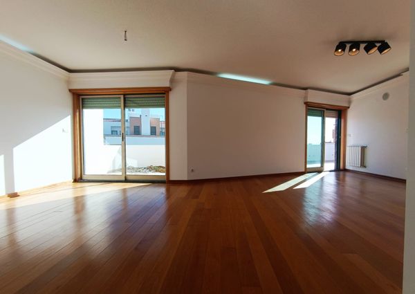 Apartamento T3 com Terraço Privativo para Arrendamento em Nova Queijas