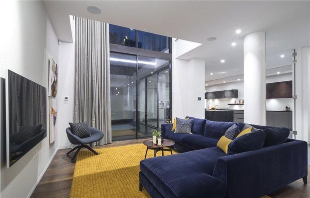 A remarkable five bedroom home situated on one of Hampstead’s most prestigious roads, offering exceptional living, leisure and family accommodation across beautifully designed spaces. - Photo 1