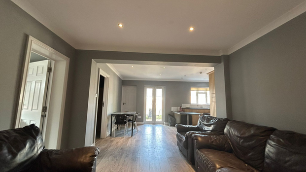 6 bedroom detached house to rent - Photo 1