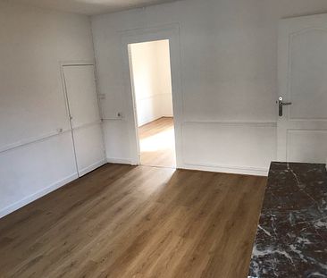 Appartement 4 pièces, à deux pas de la place des Epars ! - Photo 2