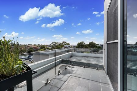 TOP FLOOR APARTMENT WITH IMPRESSIVE VIEWS - Photo 2