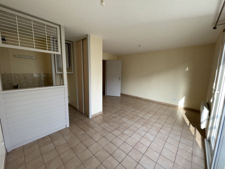 Location Appartement 1 pièce 26m² LA ROCHE SUR YON 85000 - Photo 2