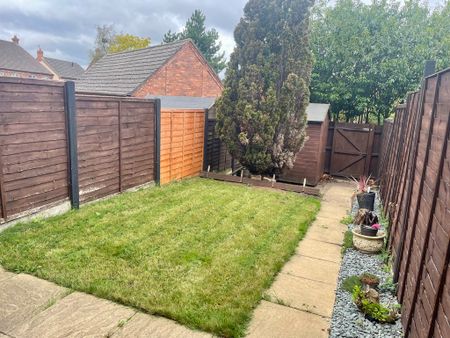 2 bedroom mid terrace to let - Photo 2