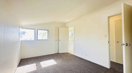 Newly Renovated Family Home in Prime Pakuranga Location” - Photo 5