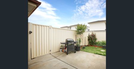 Stunning Three Bedroom Townhouse - Photo 4