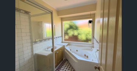 Spacious Family Home in Quiet Court Location - Photo 5