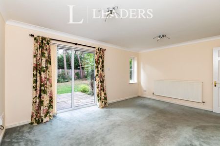 3 bedroom house to rent Oaktree Close, Letchworth Garden City, SG6 - Photo 2