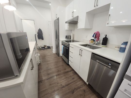 Côte-des-Neiges : Appartement rénové d’une chambre offert en location semi-meublée ! - Photo 1