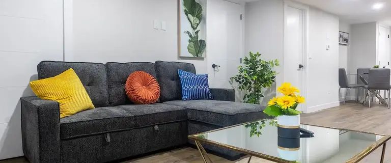 Fully Furnished & Equipped Luxurious one Bed Guest Suite-10 mins from Airport | Calgary - Photo 1