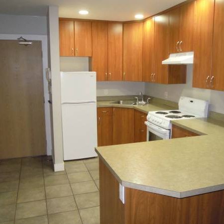 Townhouse Style Two Bedroom Unit in Gorge Area! - Photo 1