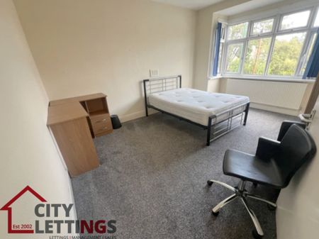 5 Bedroom Semi-Detached House - Photo 5